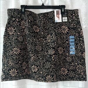 Jones New York - Black and Light Floral Skort